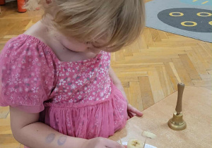 Dzieci wykonują jeżyki z owoców