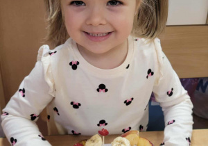 Dzieci wykonują jeżyki z owoców