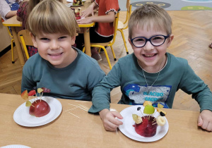 Dzieci wykonują jeżyki z owoców