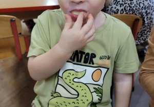 Dzieci wykonują jeżyki z owoców