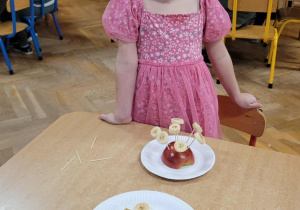 Dzieci wykonują jeżyki z owoców