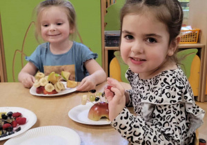 Dzieci wykonują jeżyki z owoców