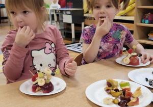 Dzieci wykonują jeżyki z owoców