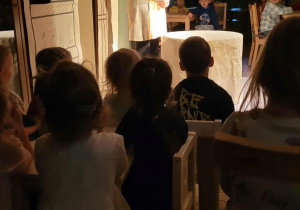 Dzieci oglądają spektakl teatralny