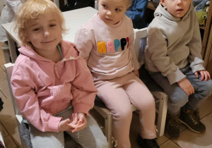 Dzieci oglądają spektakl teatralny