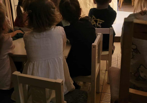 Dzieci oglądają spektakl teatralny