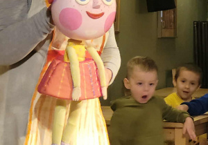 Dzieci zapoznają się z lalkami teatralnymi