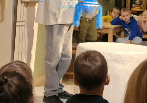 Dzieci zapoznają się z lalkami teatralnymi