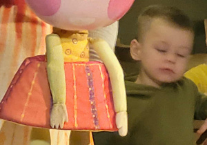 Dzieci zapoznają się z lalkami teatralnymi