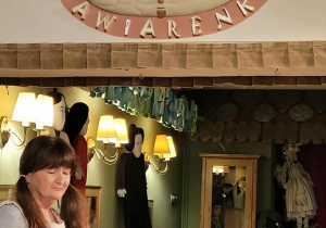 Dzieci zapoznają się z lalkami teatralnymi