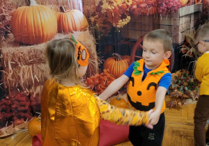 Dzieci tańczą na balu