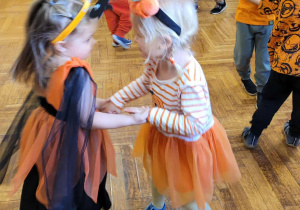 Dzieci tańczą na balu