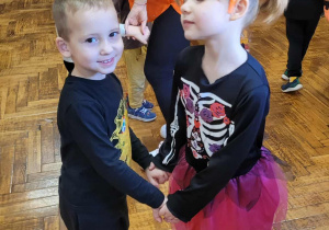 Dzieci tańczą na balu