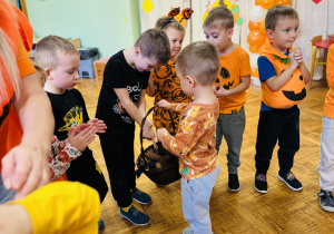 Dzieci tańczą na balu