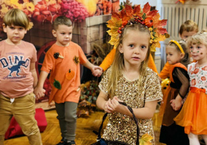 Dzieci tańczą na balu