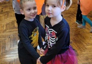 Dzieci tańczą na balu