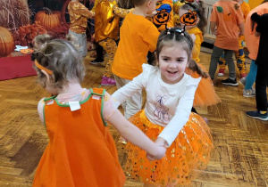 Dzieci tańczą na balu