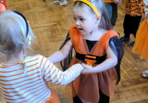 Dzieci tańczą na balu