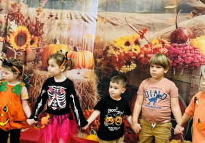 Dzieci tańczą na balu