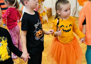 Dzieci tańczą na balu