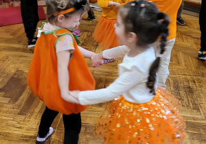 Dzieci tańczą na balu