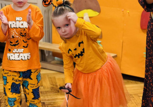 Dzieci tańczą na balu