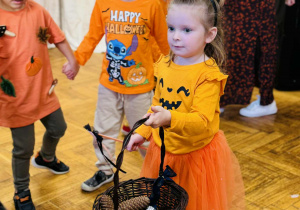 Dzieci tańczą na balu