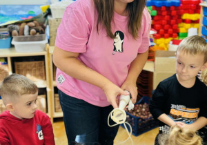 Dzieci wykonują marchewkolinę