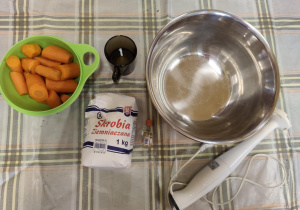 Dzieci wykonują marchewkolinę