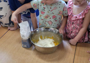 Dzieci przygotowują dyniowe gofry