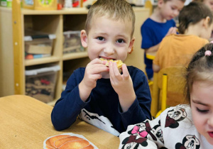 Dzieci jedzą dyniowe gofry