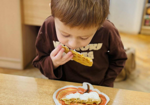 Dzieci jedzą dyniowe gofry