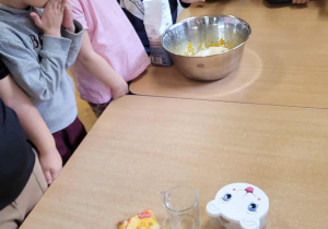 Dzieci przygotowują dyniowe gofry