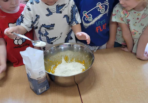 Dzieci przygotowują dyniowe gofry