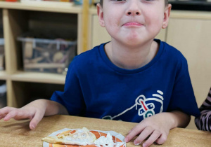 Dzieci jedzą dyniowe gofry