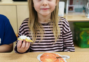 Dzieci jedzą dyniowe gofry