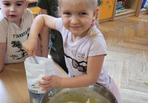 Dzieci przygotowują dyniowe gofry