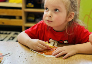 Dzieci jedzą dyniowe gofry