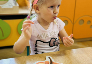 Dzieci jedzą dyniowe gofry