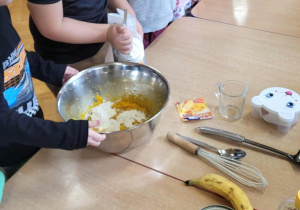 Dzieci przygotowują dyniowe gofry