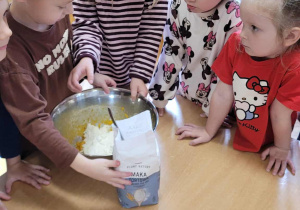 Dzieci przygotowują dyniowe gofry