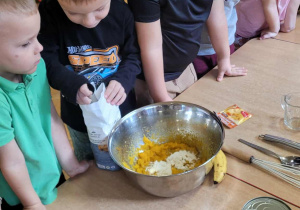 Dzieci przygotowują dyniowe gofry