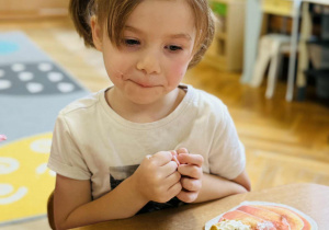 Dzieci jedzą dyniowe gofry