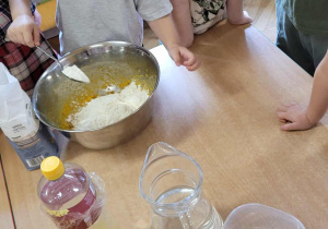 Dzieci przygotowują dyniowe gofry