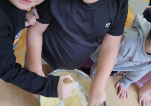 Dzieci przygotowują dyniowe gofry