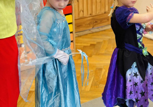 Dzieci bawią się na Balu Postaci z Bajek