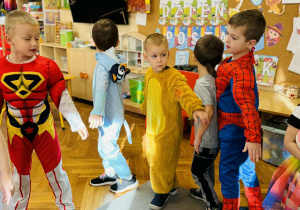 Dzieci bawią się na Balu Postaci z Bajek