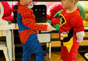 Dzieci bawią się na Balu Postaci z Bajek