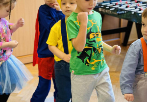 Dzieci bawią się na Balu Postaci z Bajek