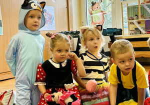 Dzieci bawią się na Balu Postaci z Bajek